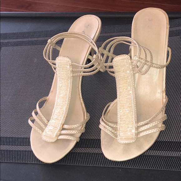 Shoes . Heels. Beige silk material - Picture 2 of 7